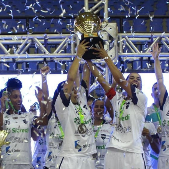 equipe do stein cascavel levantando a taça de campeã