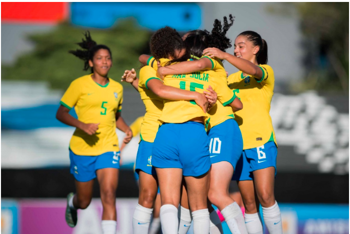 Seleção feminina de futebol inicia hoje defesa do título na