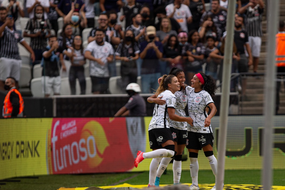 Corinthians bate o Grêmio no fim e ganha a primeira Supercopa