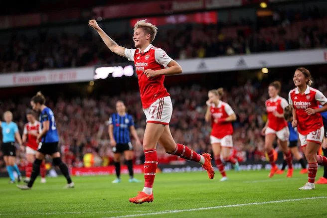 Lina Hurtig marca dois na vitória do Arsenal. 