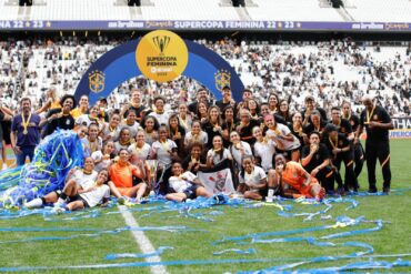 Corinthians bate Grêmio nos acréscimos e conquista Supercopa