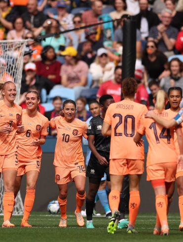 Holanda vence África do Sul por 2 a 0