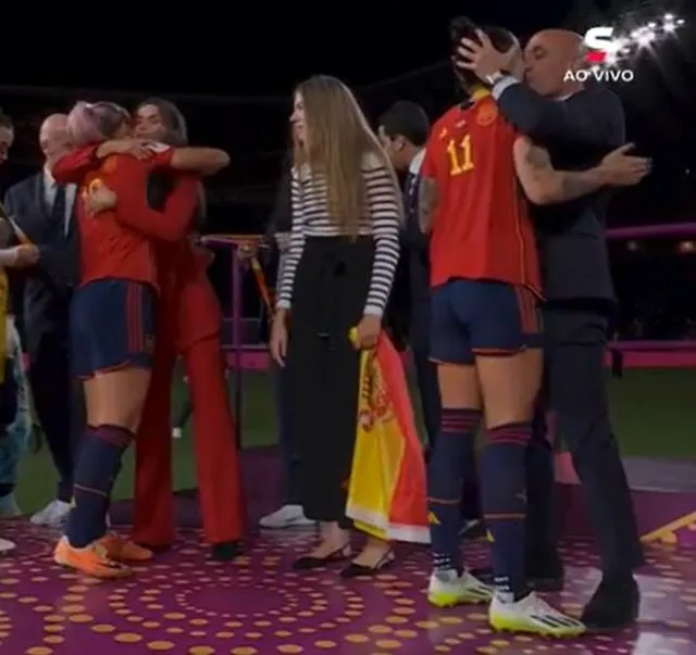 O estopim da relação entre as jogadoras e a Federação Espanhola: o beijo forçado de Luís Rubiales. Créditos: Reprodução. 