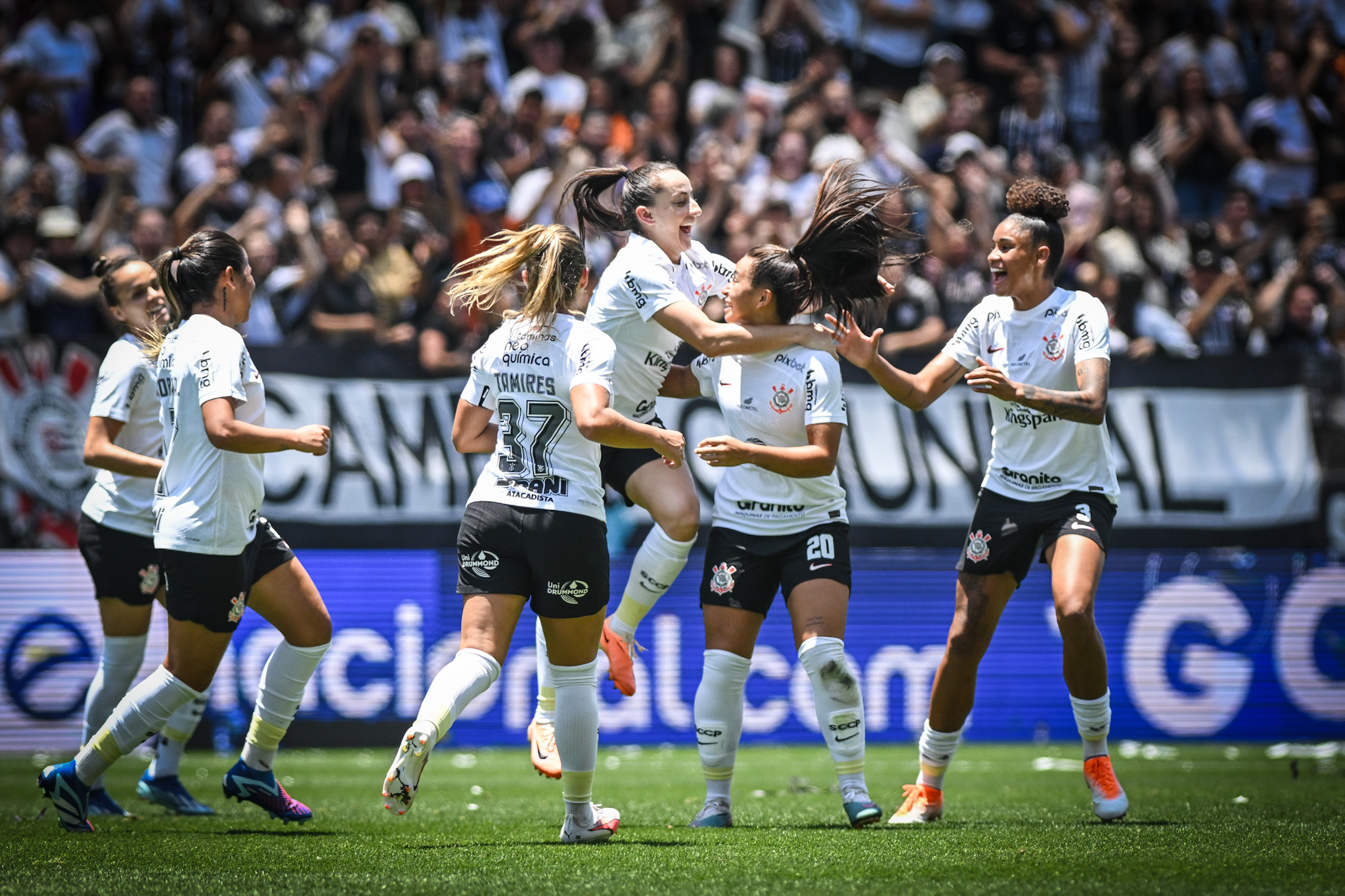 Corinthians humilha Palmeiras com goleada histórica e se classifica para  final do Paulista Feminino