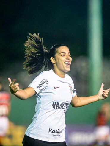 Corinthians vence o Flamengo de virada e rubro-negro se complica no Brasileirão Feminino
