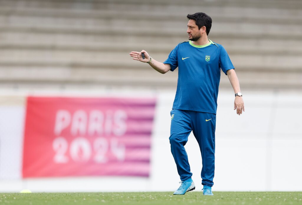 Arthur Elias durante treino da Seleção Brasileira. Créditos: Rafael Ribeiro/CBF.