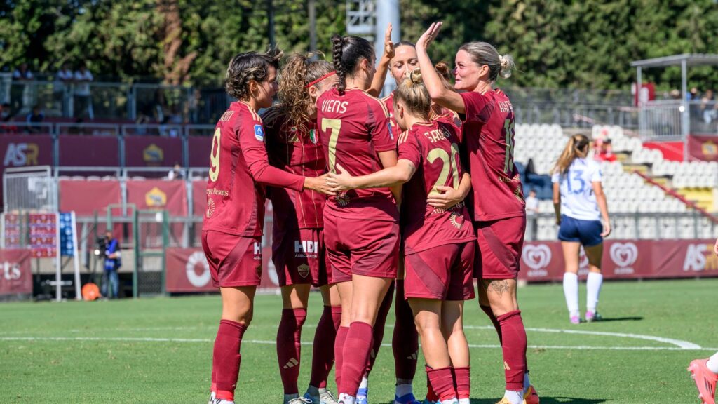 jogadoras da Roma comemoram gol marcado ela equipe.