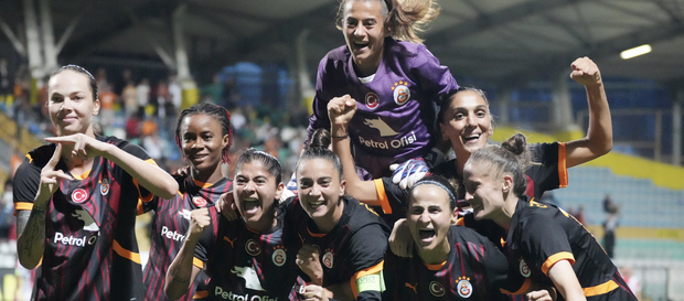 Jogadoras do Galatasaray comemorando a classificação para a fase de grupos da Liga dos Campeões Feminina.