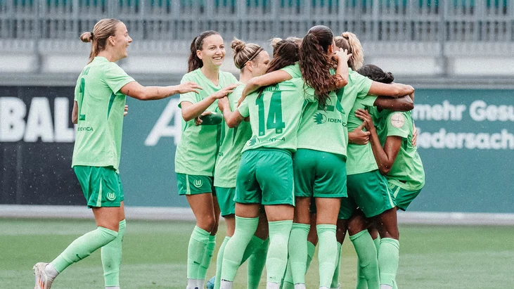 Jogadoras do Wolfsburg comemoram gol marcado pela equipe