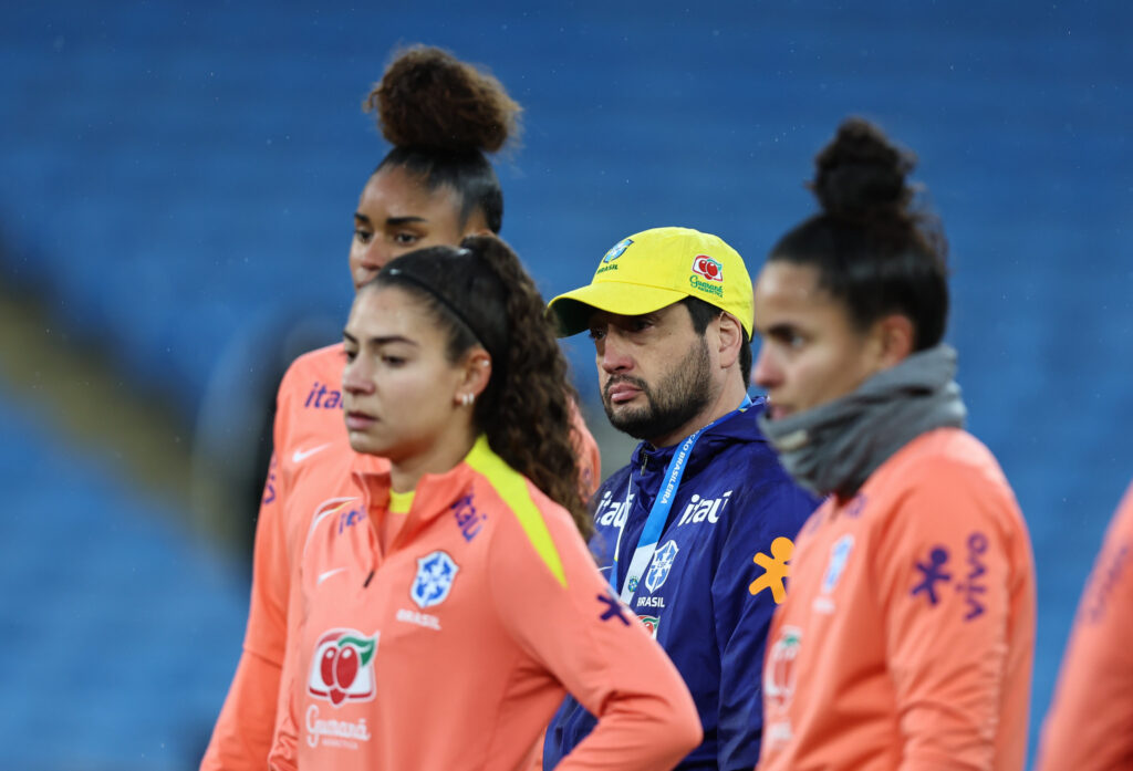 A meio-campista Angelina e o técnico Arthur Elias contam as expectativas para o confronto contra as Lionesses. Créditos: Livia Villas-Boas/CBF. 