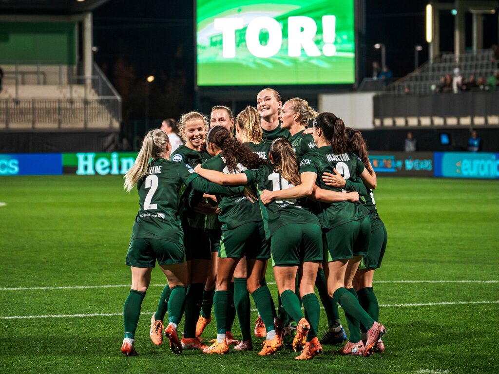 O Välerenga terá o desafio de vencer o Wolfsburg, com Alex Popp, Svenja Huth e Lineth Beerensteyn. Créditos: Divulgação/Wolfsburg. 