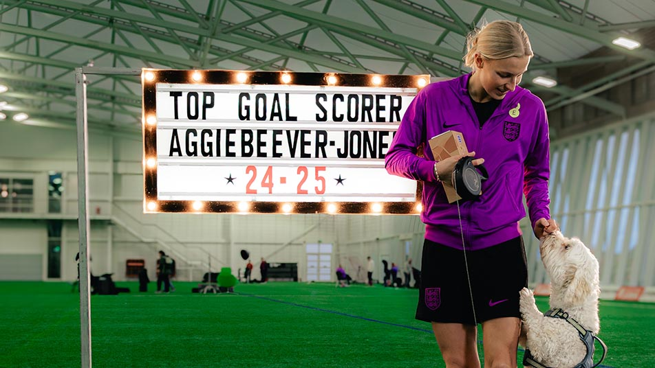 A atacante do Chelsea, Aggie Beever-Jones, foi eleita a artilheira das Lionesses na temporada 2024-25. Créditos: Divulgação/Lionesses. 